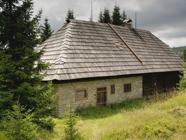 Chata stojí severně od příjezdové komunikace na levém břehu Roklanského potoka.