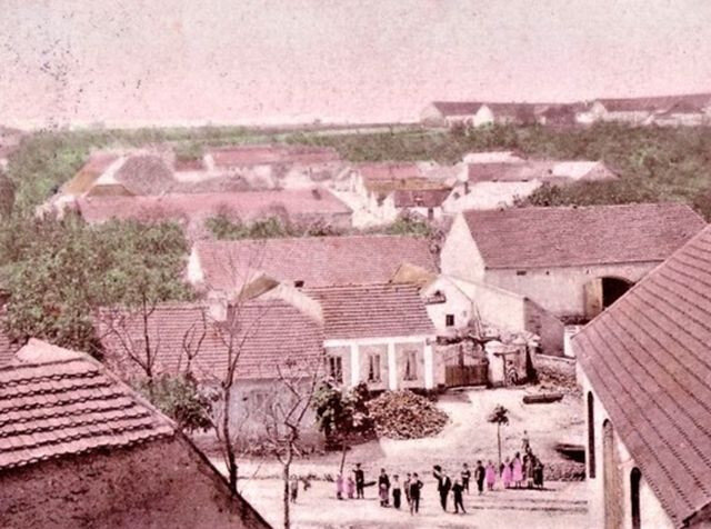 Stará Hostivař s Toulcovým dvorem v pozadí na dobovém snímku z roku 1903