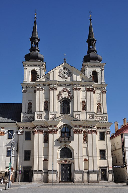 Kostel sv. Ignáce z Loyoly stojí v severním rohu Masarykova náměstí.