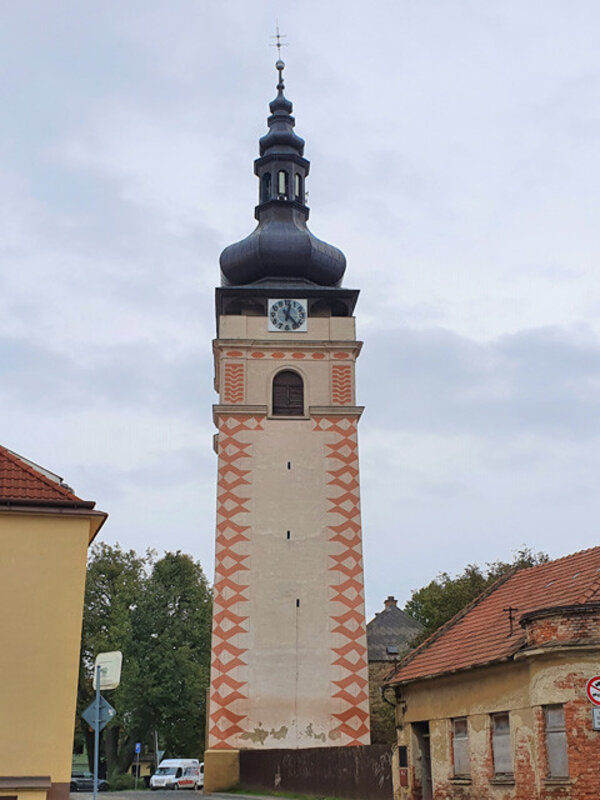 Původně gotická věž byla společně s hradbami vystavěna roku 1368, její tehdejší výška činila 36–37 metru.