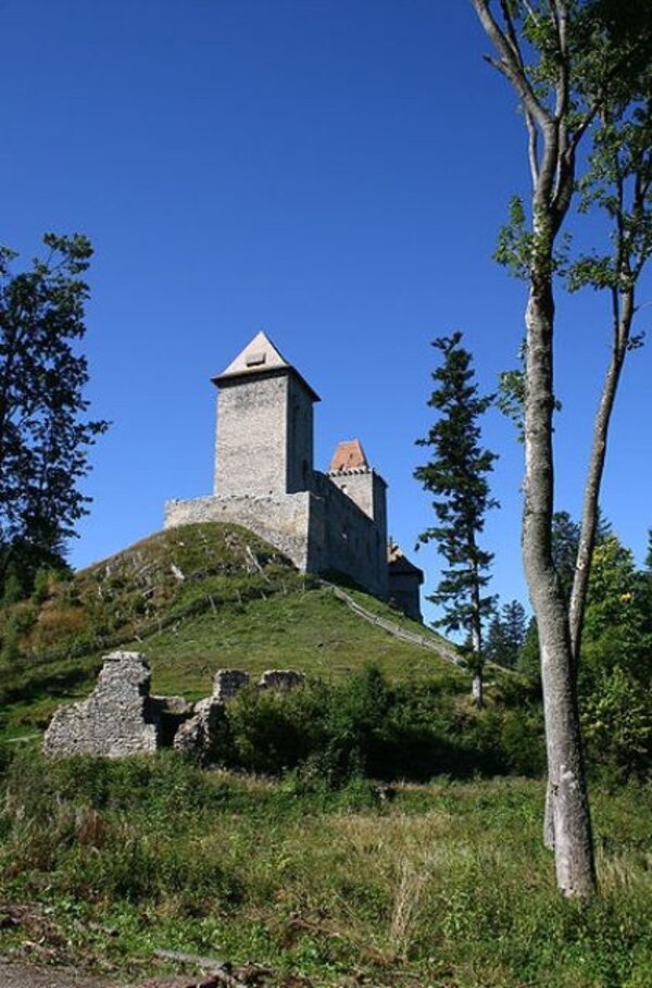 Kašperk, nejvýše položený hrad u nás, nabízí od 12. června nové interaktivní prohlídky o stavitelství hradů.