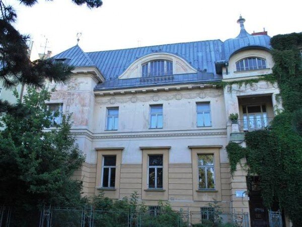 Podle obecního věstníku pro zemské hlavní město Brno byly v jednopatrové Löw-Beerově vile čtyři byty celkem se 14 pokoji a 7 kabinety, 3 kuchyněmi, 2 koupelnami a 6 záchody.