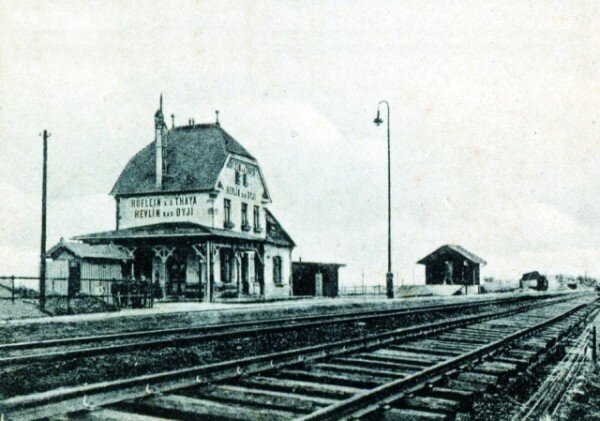 Dobová fotografie nádraží Hevlín
