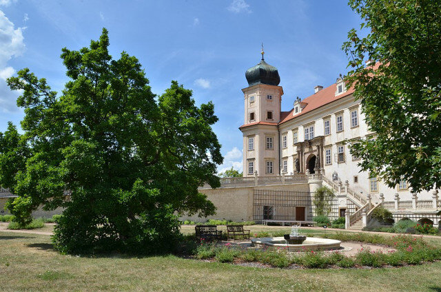 Účastníci kurzu památkové péče navštívili během exkurze také zámek v Mníšku pod Brdy.