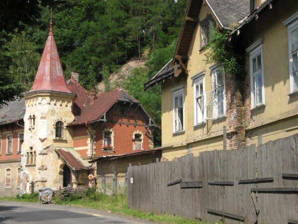 Podaří se zachránit unikátní architektonický soubor památkově cenných staveb? Chátrající budovy lázní Kyselka.
