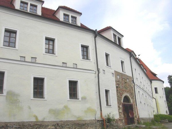 Přispět k záchraně zámku Poběžovice lze adopcí jednoho z pětadvaceti oken. Volných je už jen třináct. 