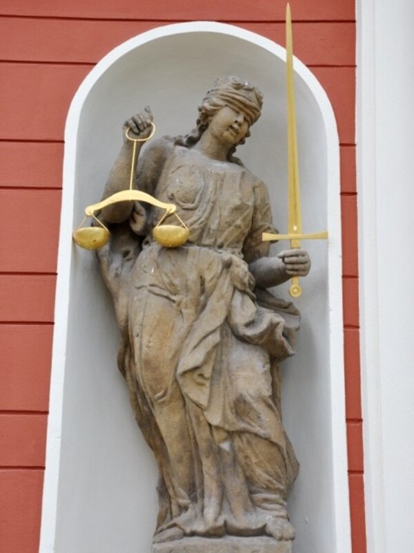 Socha Spravedlnosti na zámku v Pelhřimově (ilustrační foto)