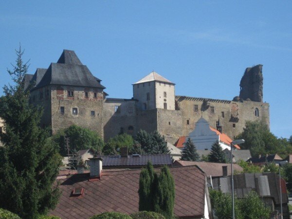 Za první republiky patřil hrad Lipnice Klubu československých turistů, který inicioval v Thurnovském paláci (vlevo) první záchranné práce. 