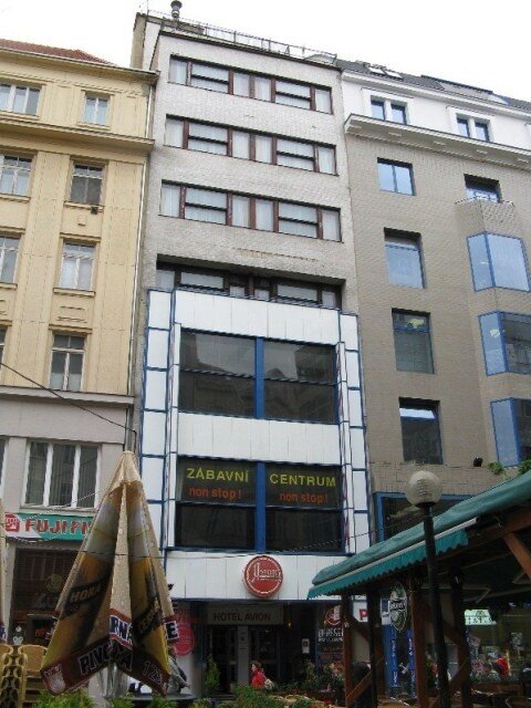 Funkcionalistická architektura hotelu Avion v Brně získala nejvyšší památkovou ochranu. Majitel však čeká na evropské dotace, aby mohl stavbu rekonstruovat.