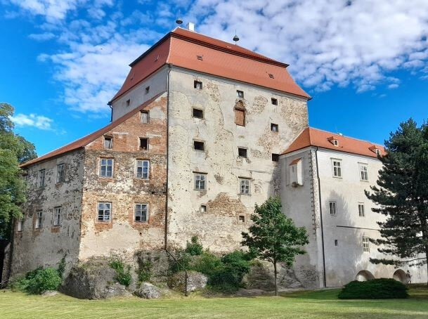 Zámek Miroslav už má obnoveny všechny střechy, včetně dominantní věže.