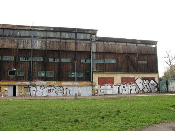 Památkově chráněný zimní stadion na ostrově Štvanice je dnes již minulostí. Jeho demolici nařídil Stavební úřad Prahy 7.   