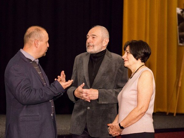 Premiéry se zúčastnili také zleva Martin Motyčka, ředitel Diecézního muzea v Brně, a sochaři Vojtěch Pařík a Passionaria Parik.