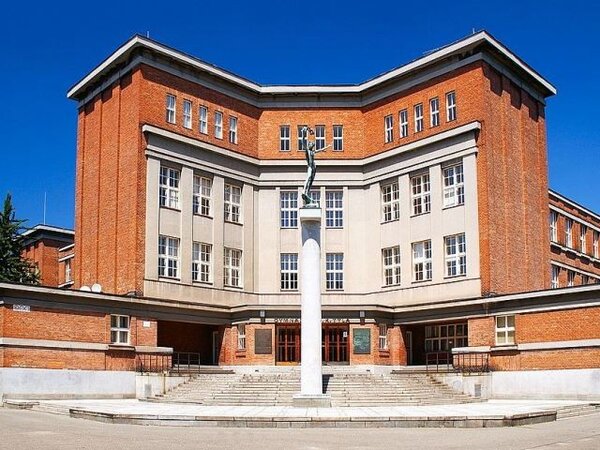 Nominováno bylo i Gymnázium J. K. Tyla v Hradci Králové od architekta Josefa Gočára (ilustrační foto).