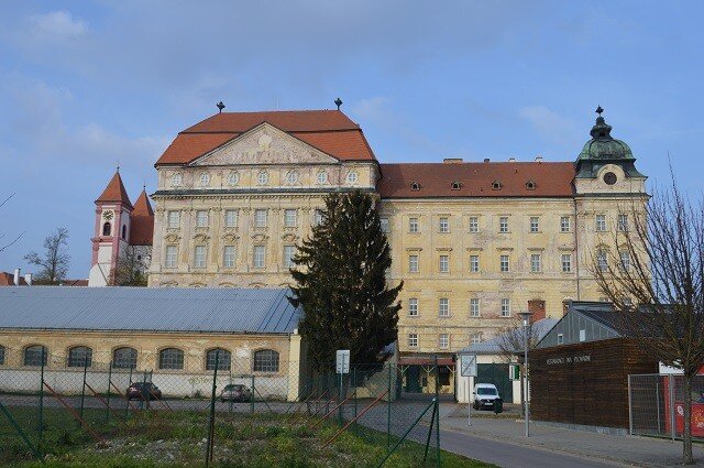 Letos byla dokončena druhá etapa výměny oken na Louckém klášteře.