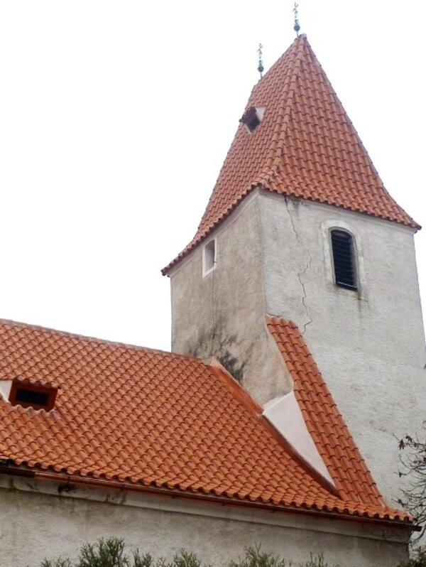 Střechy kostela sv. Jakuba v Boršově nad Vltavou kryjí Pražské prejzy od společnosti Tondach.