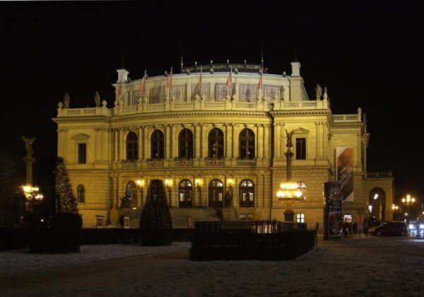 Příkladem dobře osvětlené památky může být Rudolfinum v Praze (ilustrační foto). 