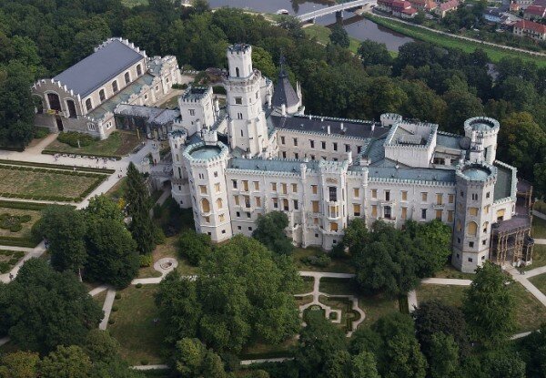 Hluboká nad Vltavou, zámek s budovou Alšovy jihočeské galerie