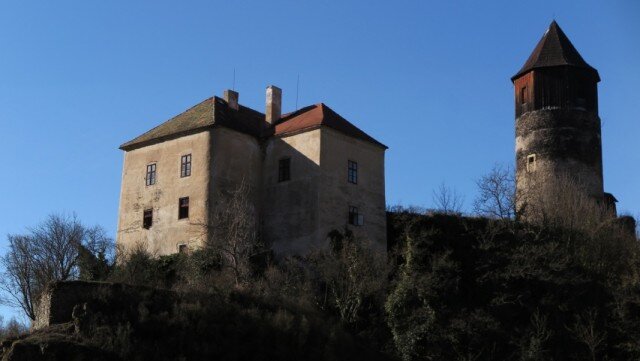 První zmínka o hradu pochází z roku 1346.