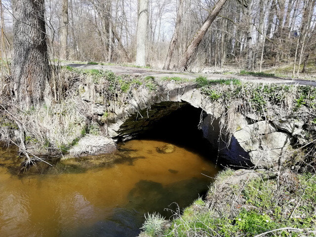 Kamenný klenutý jednoobloukový most bez parapetních zídek překlenuje Svinenský potok v obci Pěčín.