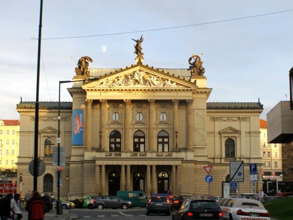 V budově Státní opery Praha z roku 1888 bývala v počátcích stálá scéna Německého divadelního spolku.