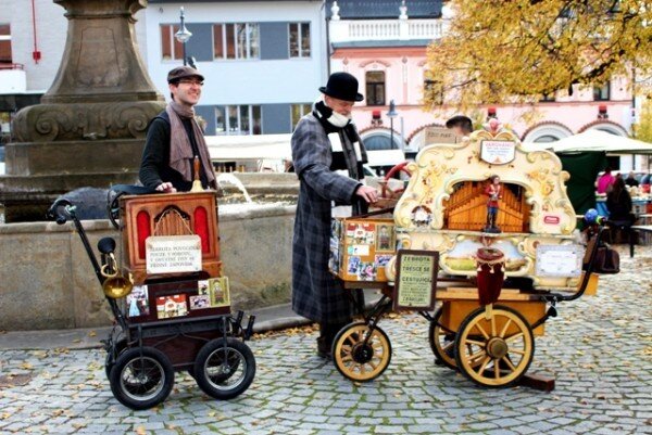 Na náměstí v Uherském Brodě se konala hudební pozvánka na výstavu Svět mechanické hudby. 