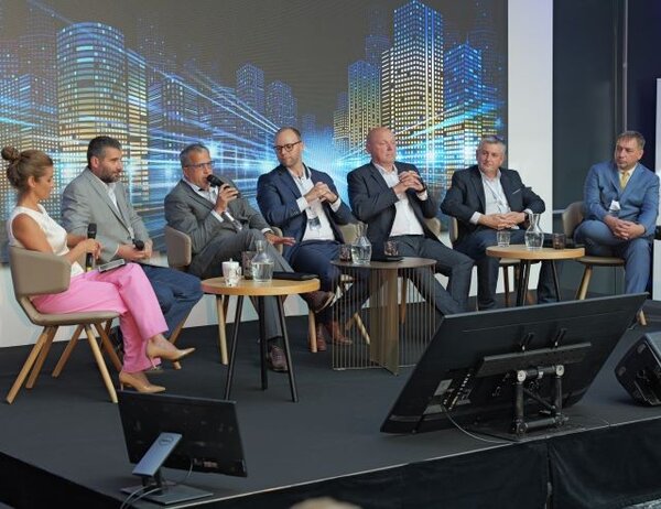 V panelových diskuzích se představí osobnosti z oblasti osvětlování, vystoupí projektanti, architekti i akademici.