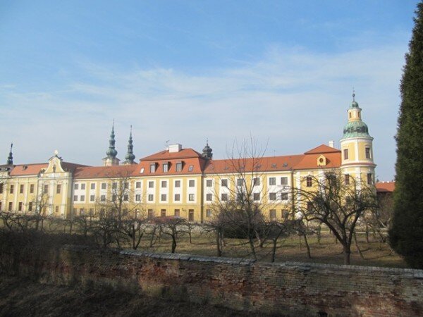 Jižní strana kláštera Velehrad na Uherskohradišťsku, do jehož blízkosti chtějí místní vrátit barokní sochy sv. Bernarda a sv. Luitgardy. 