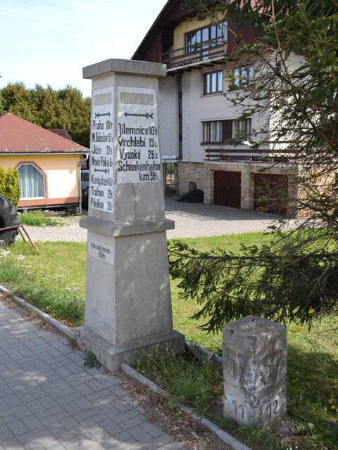 Relikty jsou umístěny v centru obce poblíž silniční křižovatky.