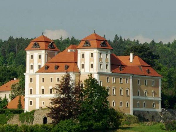 Přednášky cestovatelů, výstavy, promítání, koncerty či gurmánské zážitky slibuje festival Zcestovalec na zámku Valeč.