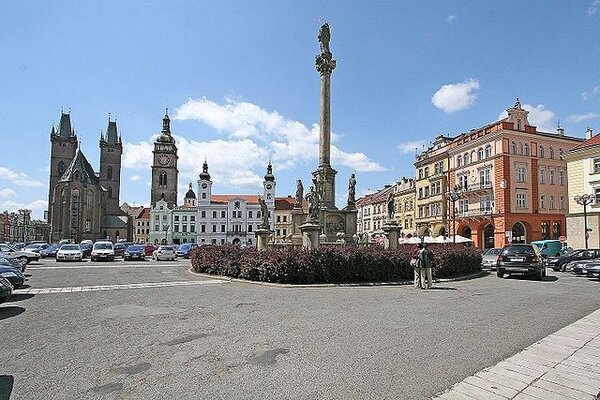 Velké náměstí v Hradci Králové se starou radnicí, Bílou věží a morovým sloupem z počátku 18. století se nachází v centru městské památkové rezervace.