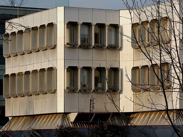 V nedávné době odstraněná budova automatické telefonní ústředny v Dejvicích z let 1975 až 1982