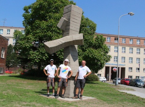 Restaurátor Tomáš Skalík (vpravo) s kolegy po úspěšné instalaci Směrníku v ulici Odboje v Ostravě