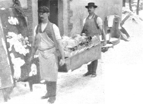 Anastaz Papáček - přenášení hotového skla v harrachovské sklárně