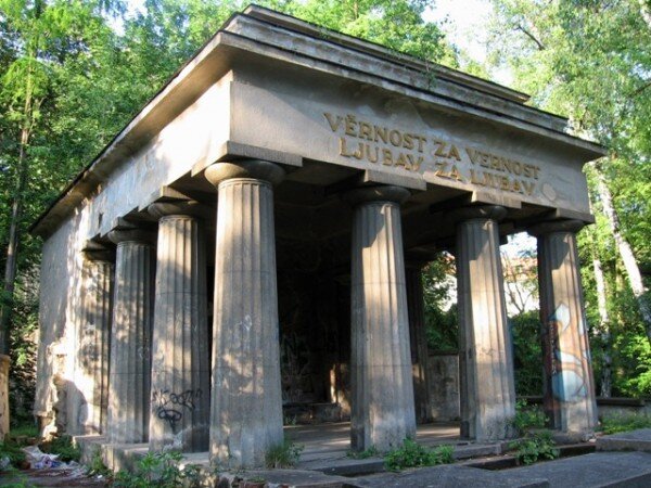 Mauzoleum jugoslávských vojínů je stavba ve stylu monumentálního neoklasicismu z roku 1926 navržená architektem Hubertem Austem.