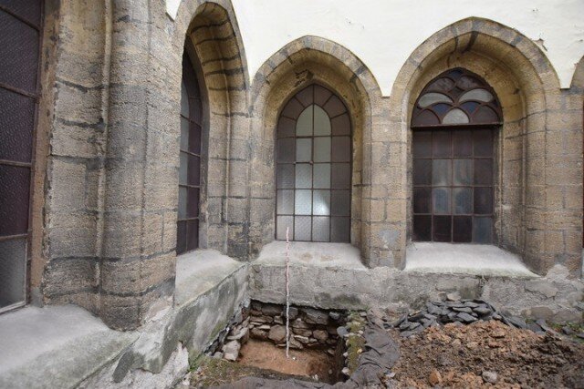 Celkový pohled na jednu z archeologických sond v rajském dvoře bývalého augustiniánského kláštera ve Fulneku