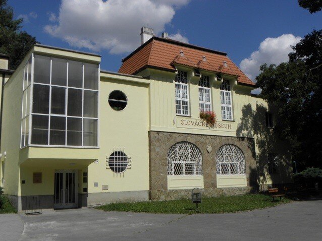 Výstava o práci konzervátorů a restaurátorů je instalována v hlavní budově Slováckého muzea.