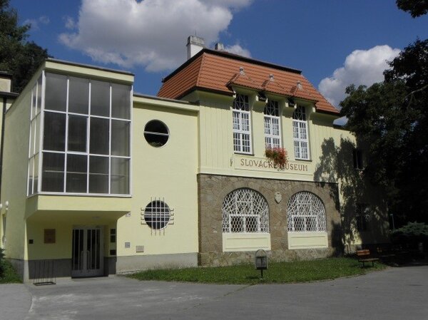 Výstava o práci konzervátorů a restaurátorů je instalována v hlavní budově Slováckého muzea.