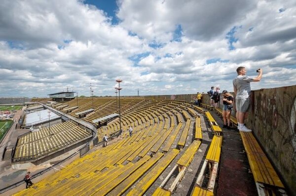 Z nejvyššího ochozu Strahovského stadionu jsou úchvatné výhledy na Prahu.