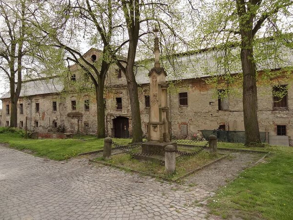 Zámek Byšice se snaží zachránit a postupně opravuje Pavel Jarý.