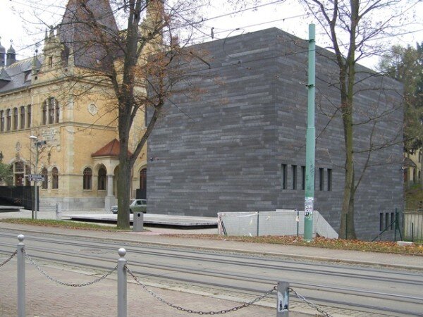 Laureátem Ceny Klubu Za starou Prahu za novou stavbu v historickém prostředí se za rok 2013 stal depozitář Oblastní galerie v Liberci. 