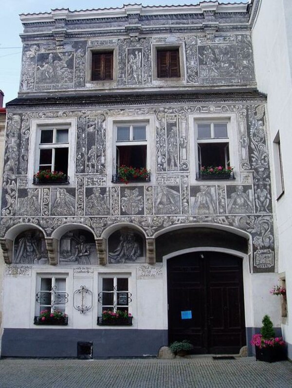 Jakou úlohu plní okna a dveře v obrazu historických měst, popíše Jiří Bloch ve své přednášce 16. května (ilustrační foto - dům čp. 520  ze Slavonic).