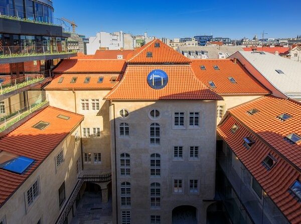 Střechy Schönkirchovského paláce kryje Prejz malý od společnosti Tondach.