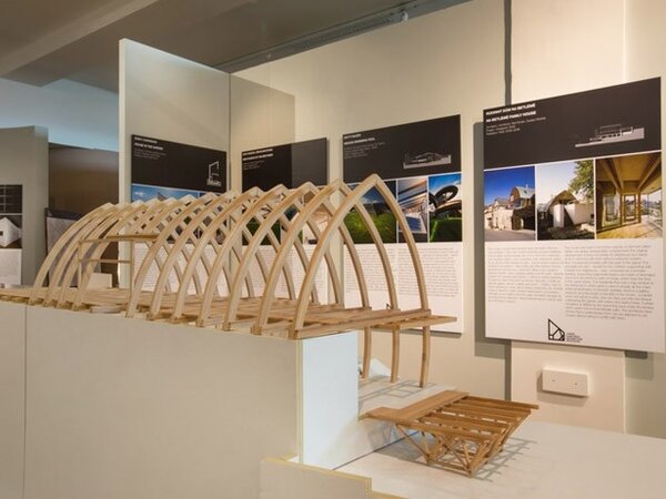 Poprvé byla přehlídka představena v roce 2016 v Regionálním muzeu v Litomyšli v rámci ArchiMyšle – oslavy Světového dne architektury.