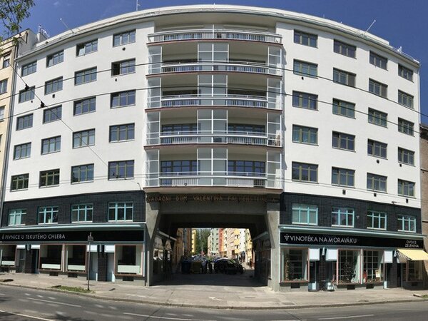 Podle manuálu městské části Brno-střed byl vzorově obnoven funkcionalistický činžovní dům od architekta Oskara Pořízky z roku 1934.