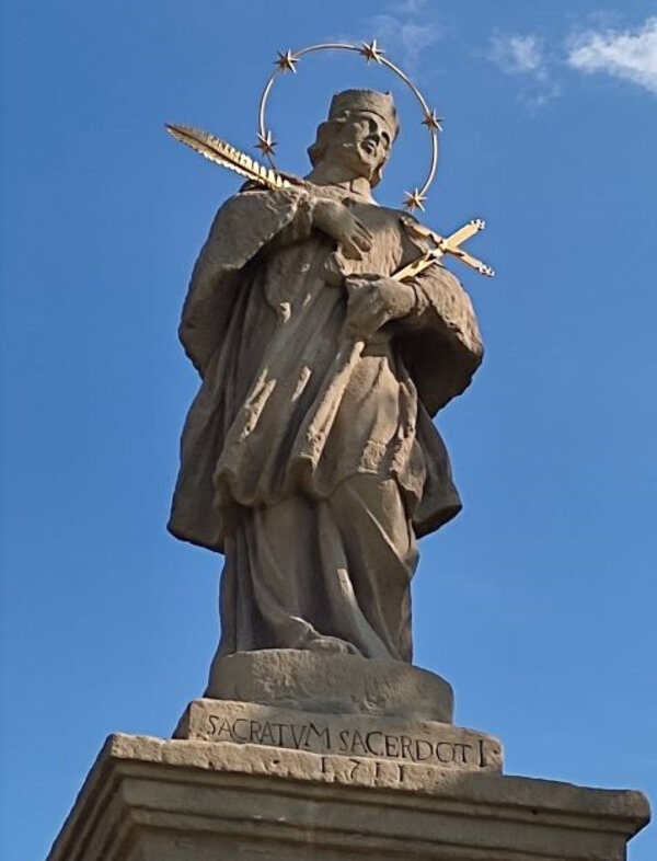 Barokní socha sv. Jana Nepomuckého v novém hávu