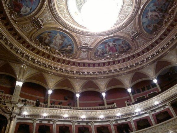 Deset restaurátorů po celé léto v Mahenově divadle v Brně odstraňovali ze štuků i stropních lunet zobrazujících múzy nánosy prachu a nečistot.