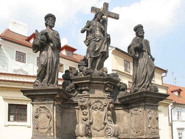 Barokní sousoší Krista Salvátora, sv. Kosmy a sv. Damiána na Karlově mostě (archivní snímek).