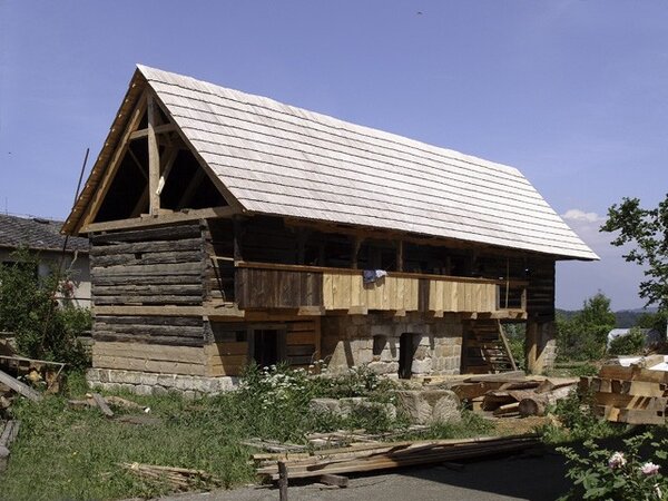 Citlivou péči o sídla v kulturní krajině lze nalézt také ve středočeské vesnické památkové zóně Vidim, kde je obnovován špýchar v rámci areálu bývalé fary čp. 4. 