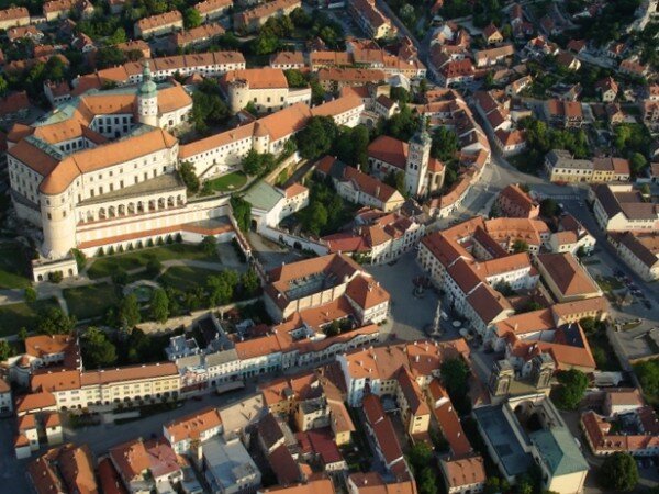 Mikulov s dominantou zámku na leteckém snímku (ilustrační foto)