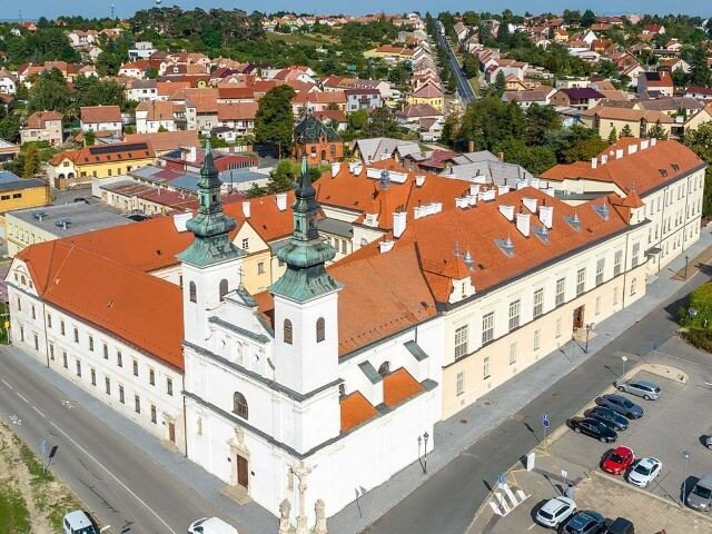 Nové střechy valtické nemocnice, která je součástí klášterního komplexu.